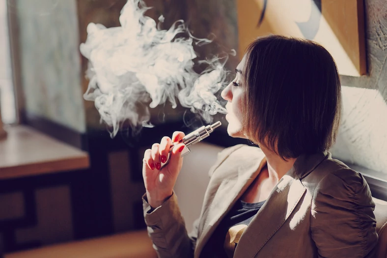 E-papierosy dają wrażenie palenia