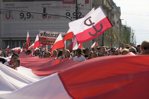 Tłum na rondzie Dmowskiego