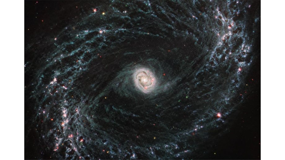 NGC 1433 to galaktyka spiralna oddalona od nas o 46 mln lat świetlnych.