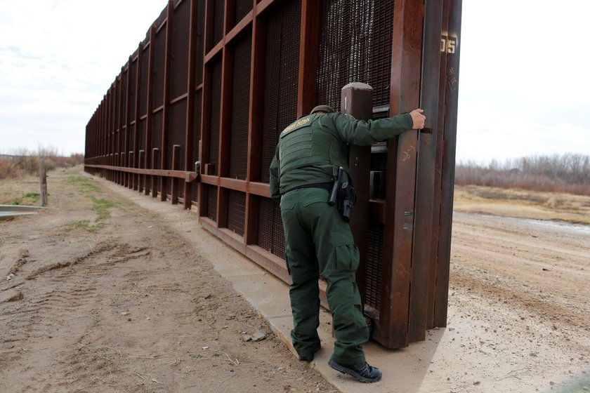 Donald Trump przystępuje do prac nad murem na granicy z Meksykiem