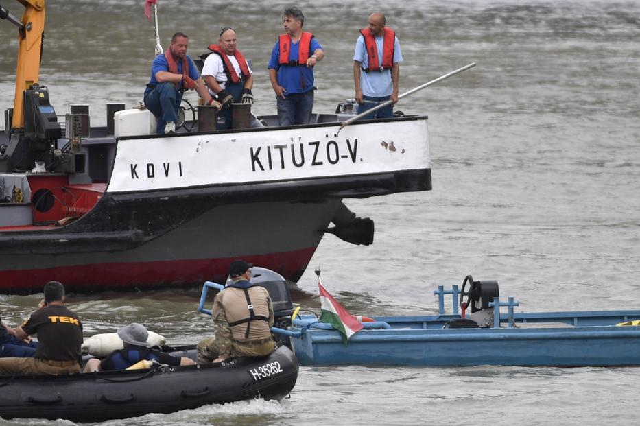 A mentőcsapat tagjai a Kitűző V. hajón a balesetben elsüllyedt Hableány turistahajó közelében /Fotó: MTI/Máthé Zoltán
