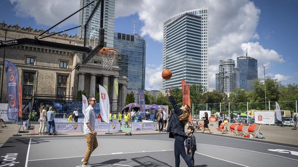 W Rodzinnej Strefie Sportu znajduje się boisko do gry w koszykówkę 3x3 i stoły do tenisa stołowego.