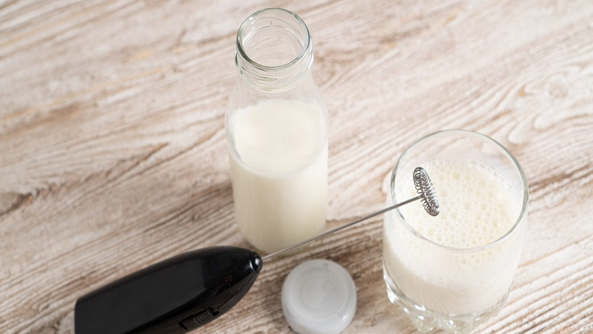 Spieniacz do mleka — jak działa i jak go wybrać? Wyjaśniamy