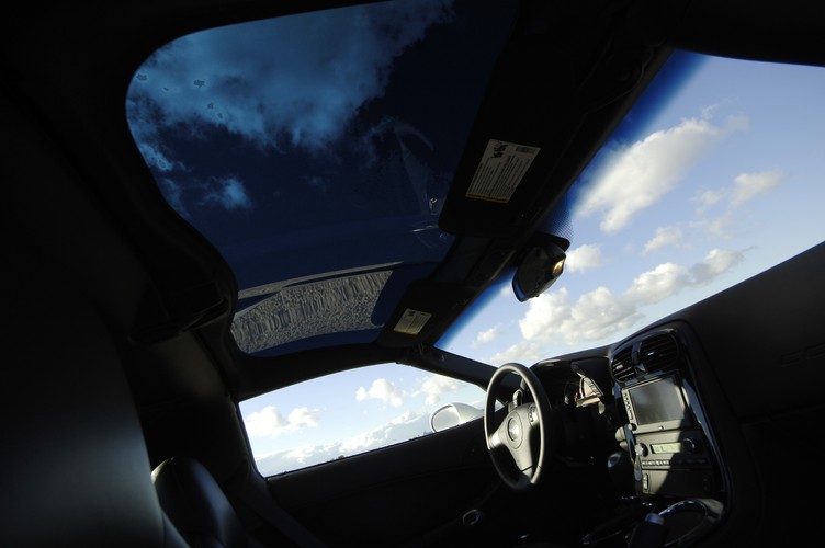 Wyświetlacz na przedniej szybie pokazuje prędkość i obroty silnika