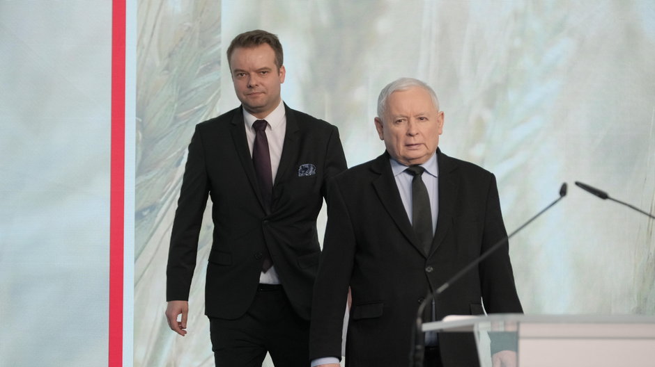 Rzecznik PiS Rafał Bochenek i prezes PiS Jarosław Kaczyński podczas konferencji w siedzibie partii, Warszawa 22.02.2024