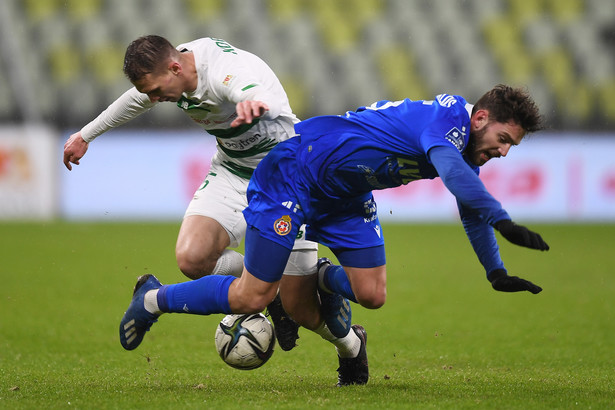 Zawodnik Lechii Gdańsk Bartosz Kopacz (L) i Jean Carlos (P) z Wisły Kraków podczas meczu 21. kolejki piłkarskiej Ekstraklasy