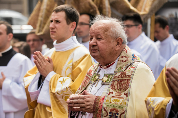 Kardynał Dziwisz: Ustawa o in vitro jest niegodna chrześcijanina