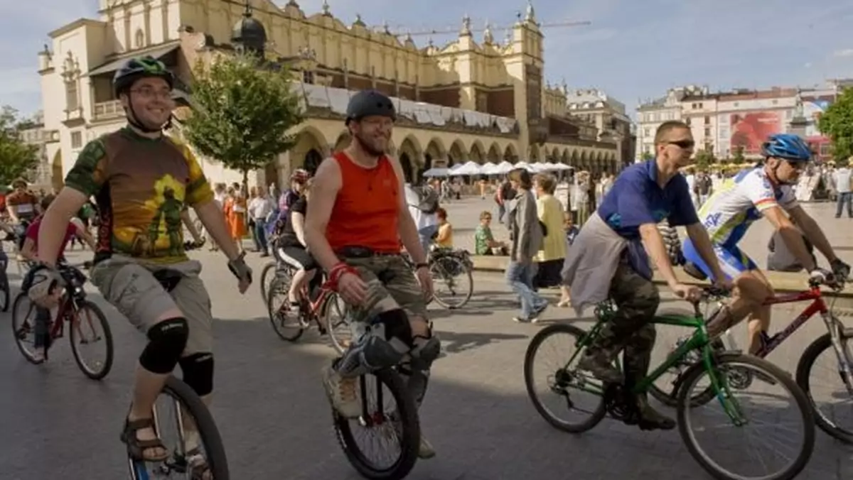 Rowerzyści na Rynku Głównym w Krakowie