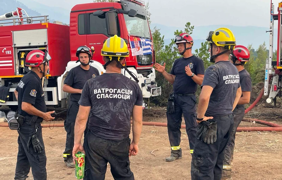 Srpski vatrogasci i pripadnici Sektora za vanredne situacije dananoćno gase požar na grčkom ostrvu Evija