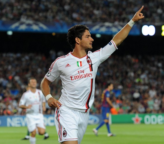 Alexandre Pato cieszy się po strzelonym golu w meczu FC Barcelona - AC Milan z 13.09.2011