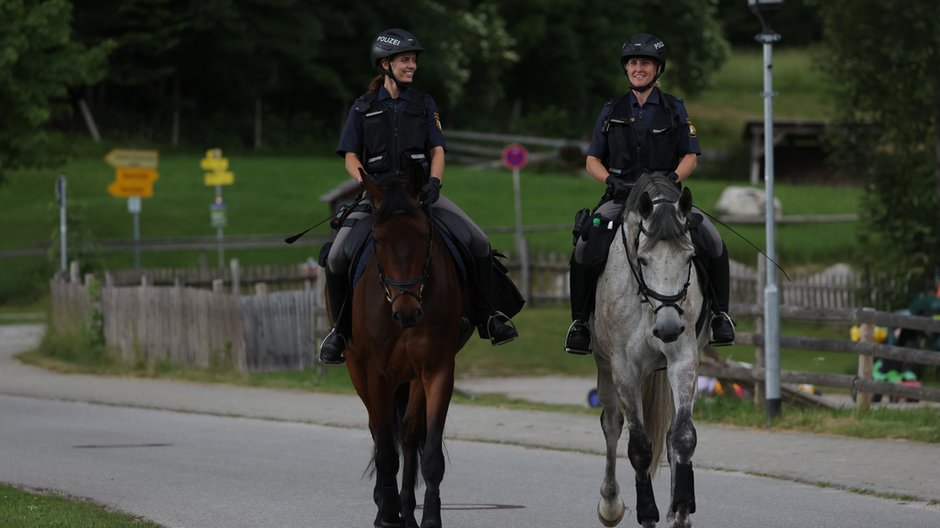 Niemieckie policjantki w Mittenwald w Niemczech, gdzie jutro odbędzie się szczyt G7