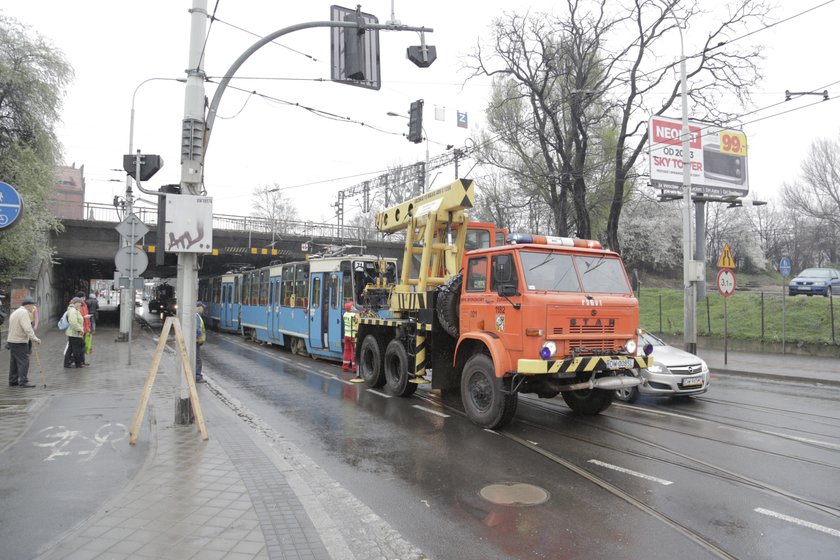 Dźwig podnosi wykolejony tramwaj