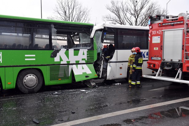 Miejsce zderzenia dwóch autobusów na ul. Gdańskiej w Szczecinie. W wypadku zostało poszkodowanych ok. 20 żołnierzy. Kierowca jednego z autobusów został zakleszczony w pojeździe