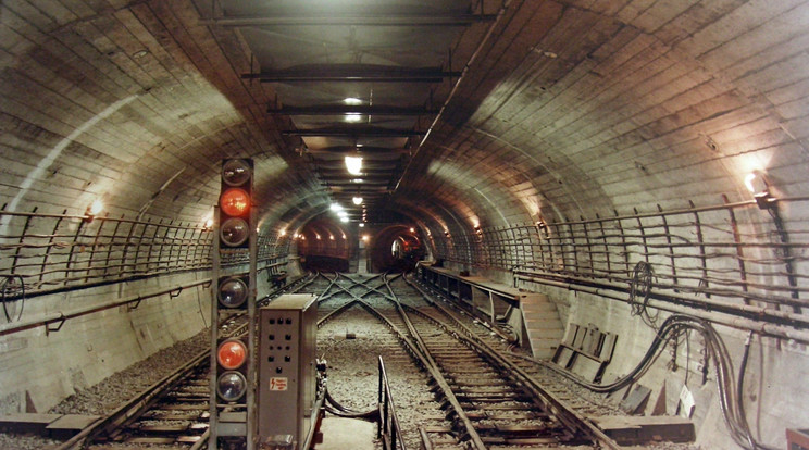 Budapesten a metróalagutak képesek a legtöbb ember befogadására: nemcsak speciális zsilipkapuk, de szellőztetőrendszer és saját vízhálózat is óvja az ide menekülőket / Fotó: Fortepan