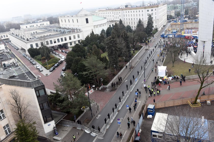 Ponad 2,5 mln zł na akcję policji! Zamiast porządku, pilnowali Sejmu