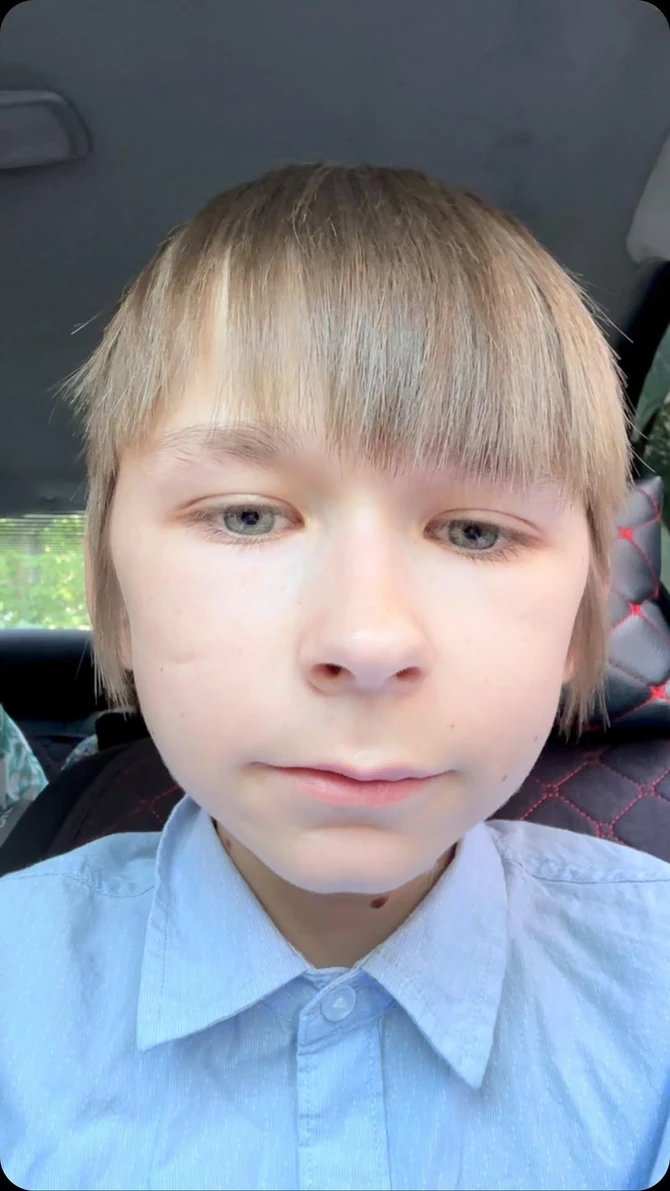 Kad vozi automobil, mora da primakne sedište volanu