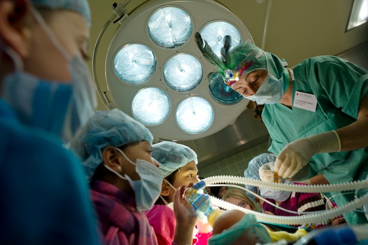 Dzieci operowały lalkę