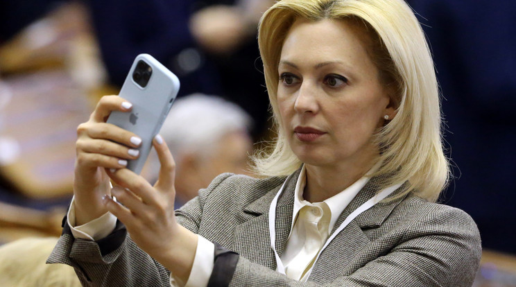 Olga Timofejeva, az orosz Állami Duma képviselője iPhone-jával fényképet készít a Tauride-palotában, 2022. április 27-én, Szentpéterváron tartott törvényhozók tanácsa alatt / Fotó: Getty Images