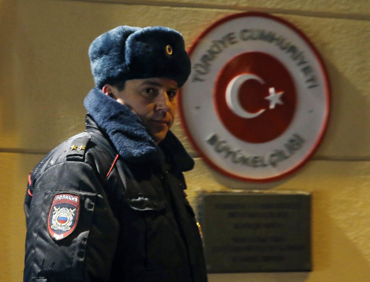 Policjant przed ambasadą Turcji w Moskwie