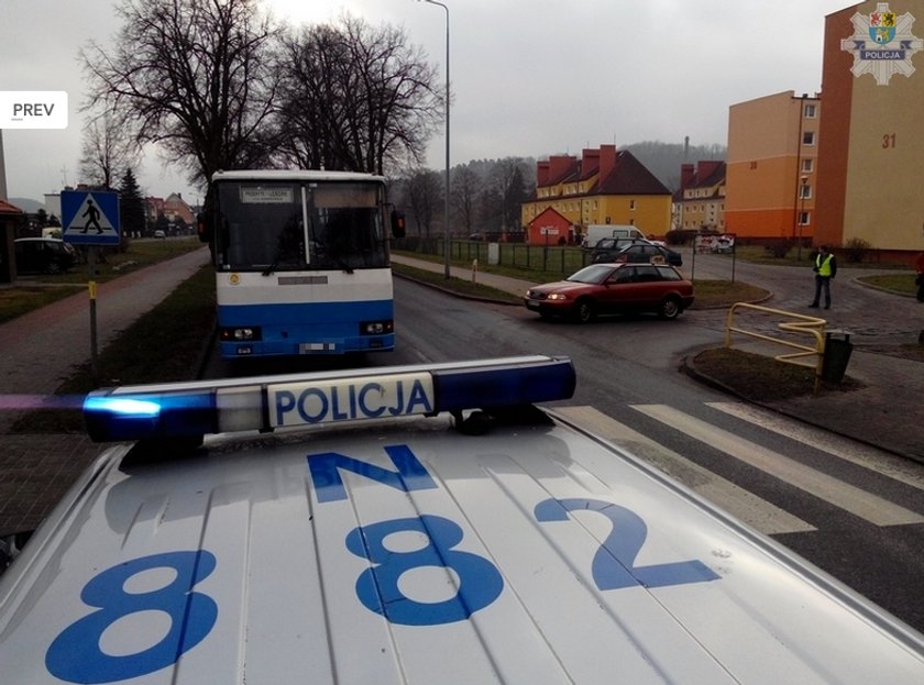 policjanci badają miejsce wypadku