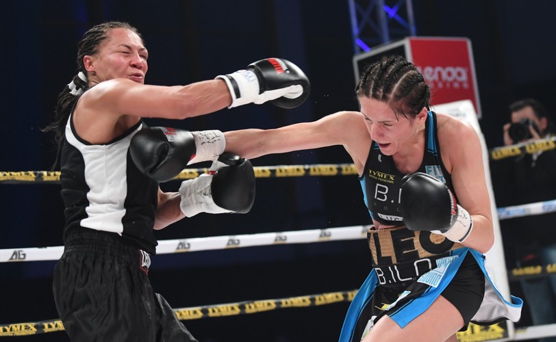 Ewa Brodnicka (L) i Włoszka Anita Torti (P), podczas walki o pas Mistrzyni Europy organizacji EBU