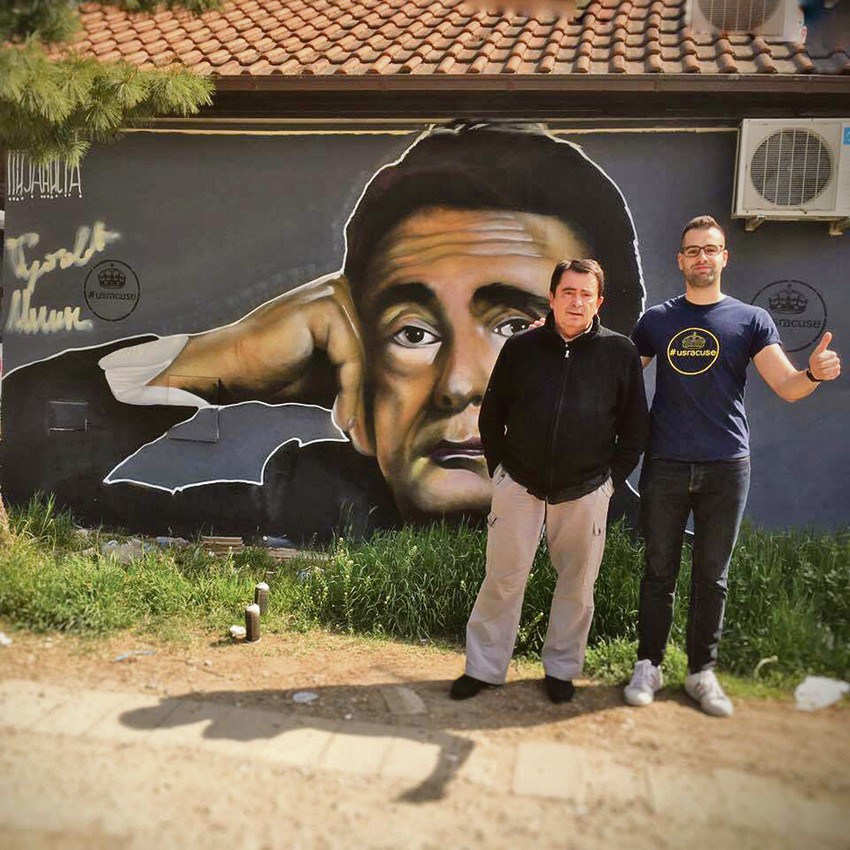 Lane Gutović pored svog murala