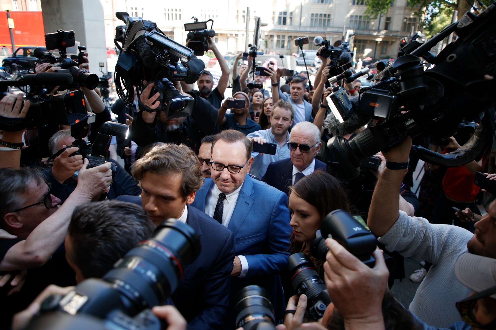 Americký herec Kevin Spacey pri odchode zo súdu v Londýne.