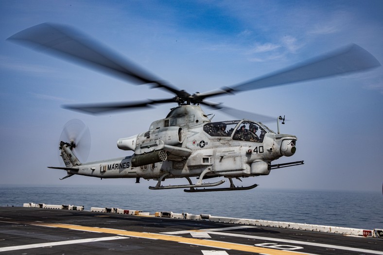 Śmigłowce AH-1 są używane przez wojsko Stanów Zjednoczonych. Śmigłowce służą w United States Marine Corps (USMC). Na zdjęciu śmigłowiec AH-1Z Venom lądujący na okręcie USS Makin Island (LHD 8).