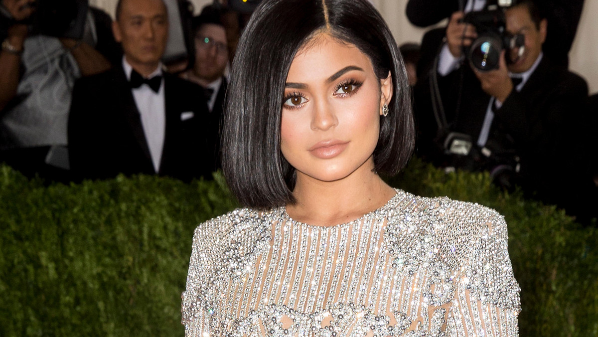 Kylie Jenner pochwaliła się na Instagramie zdjęciami z córką. Stormi jest uroczą dziewczynką. Jak się prezentuje?