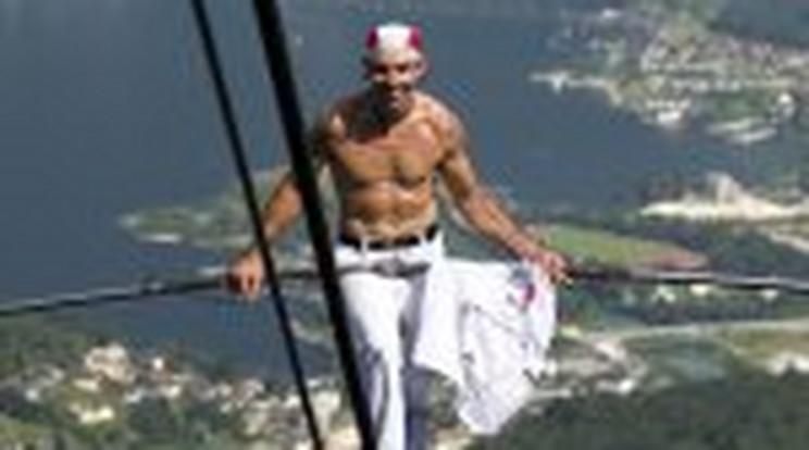 Svájcban tör új csúcsra a drótkötéltáncos
