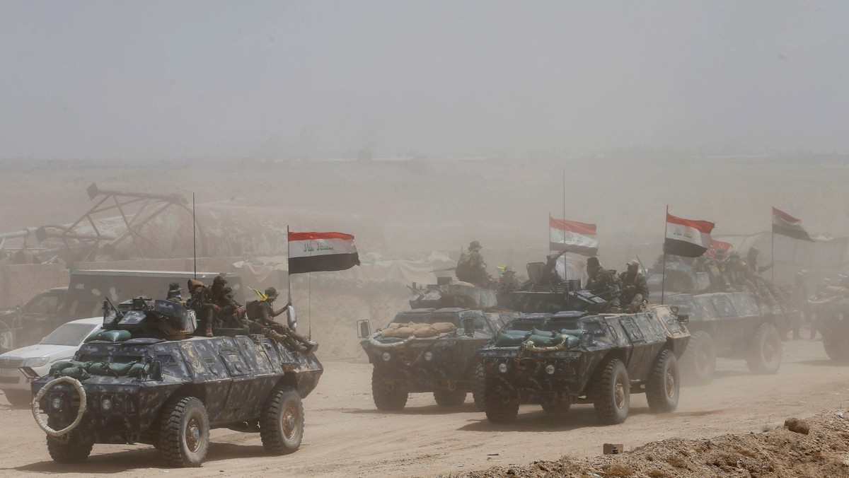 Iraqi federal police with Shi'ite fighters advance towards Falluja