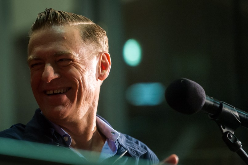 Bryan Adams pokazuje swe niezwykłe fotografie w Toruniu w Centrum Sztuki Współczesnej "Znaki Czasu". To zdjęcia z piętnastu lat pracy rockmana z aparatem. Na uroczyste otwarcie wystawy przyleciał do Polski osobiście.