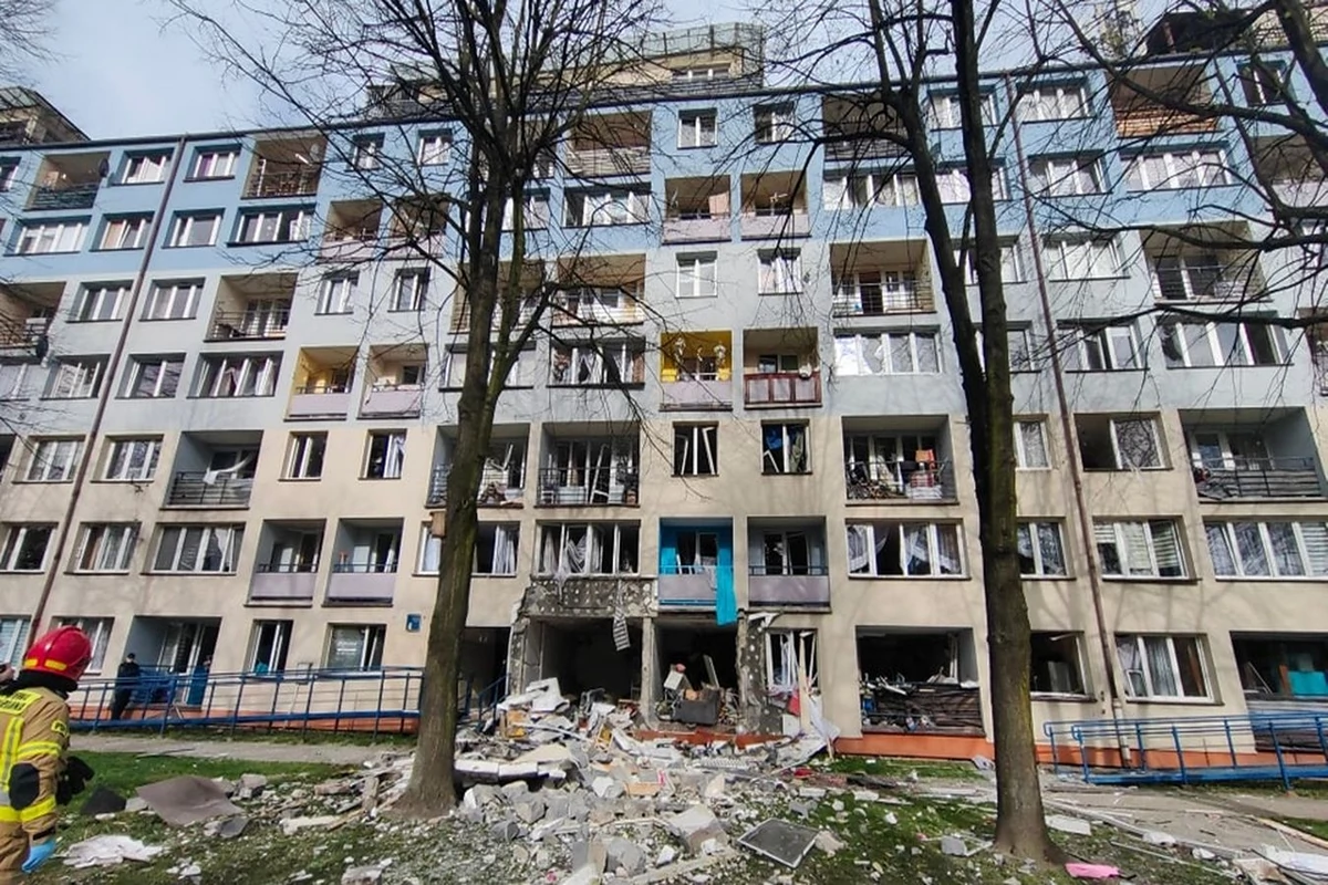  Tychy. Silny wybuch gazu w bloku. Jedna osoba w stanie krytycznym