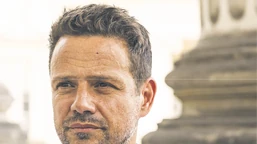 trzaskowski nie powinien zastąpić tuska jako szefa po. sondaż bezlitos