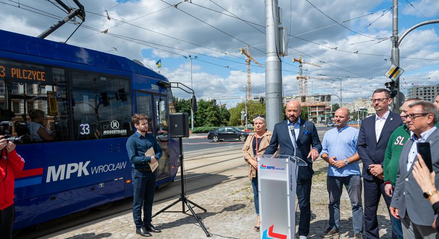 Plac Jana Pawła II jest teraz bardziej przyjazny tramwajom, pasażerom, ale też kierowcom samochodów. Na zdjęciu zakończenie remontu ogłasza prezydent Jacek Sutryk.