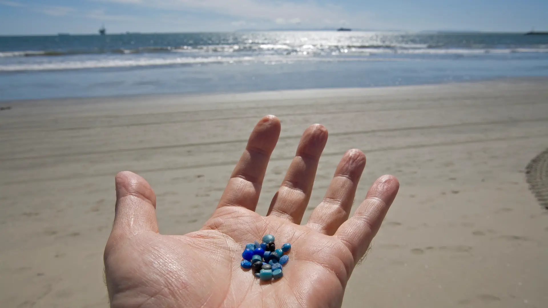 Plastikowe koraliki zasypują rajskie plaże. To katastrofa dla przyrody i turystyki 