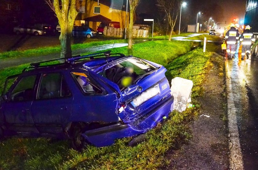 55-latek spychał samochód na pobocze. Wjechała w niego ciężarówka