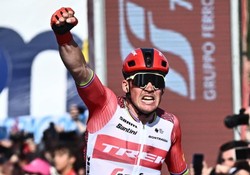 Mads Pedersen pierwszy na mecie 6. etapu Giro d'Italia