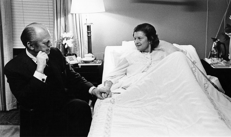 Gerald Ford czuwa przy szpitalnym łóżku żony