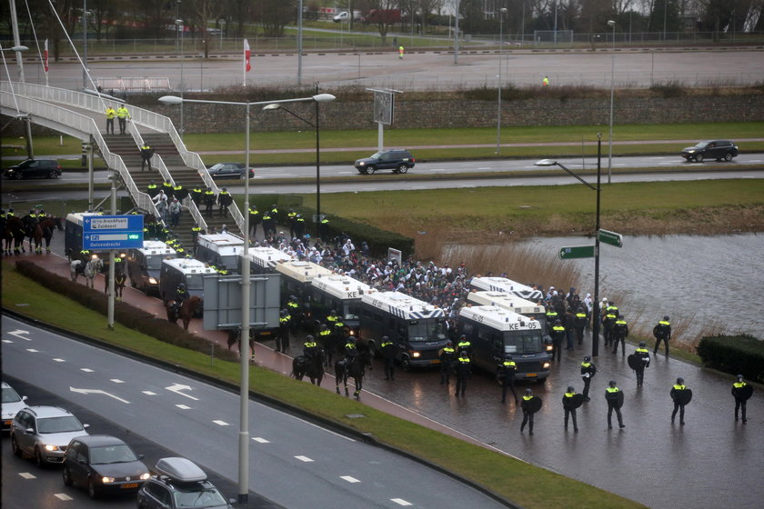 Ajax – Legia. Kibice pod eskortą, policja w gotowości