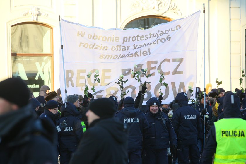 Tabuny policji, barierki... Takiej miesięcznicy jeszcze nie było!