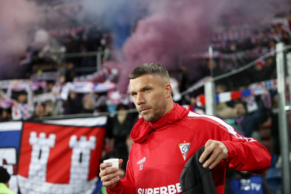 Zawodnik Górnika Zabrze Lukas Podolski podczas meczu 16. kolejki piłkarskiej Ekstraklasy z Piastem Gliwice
