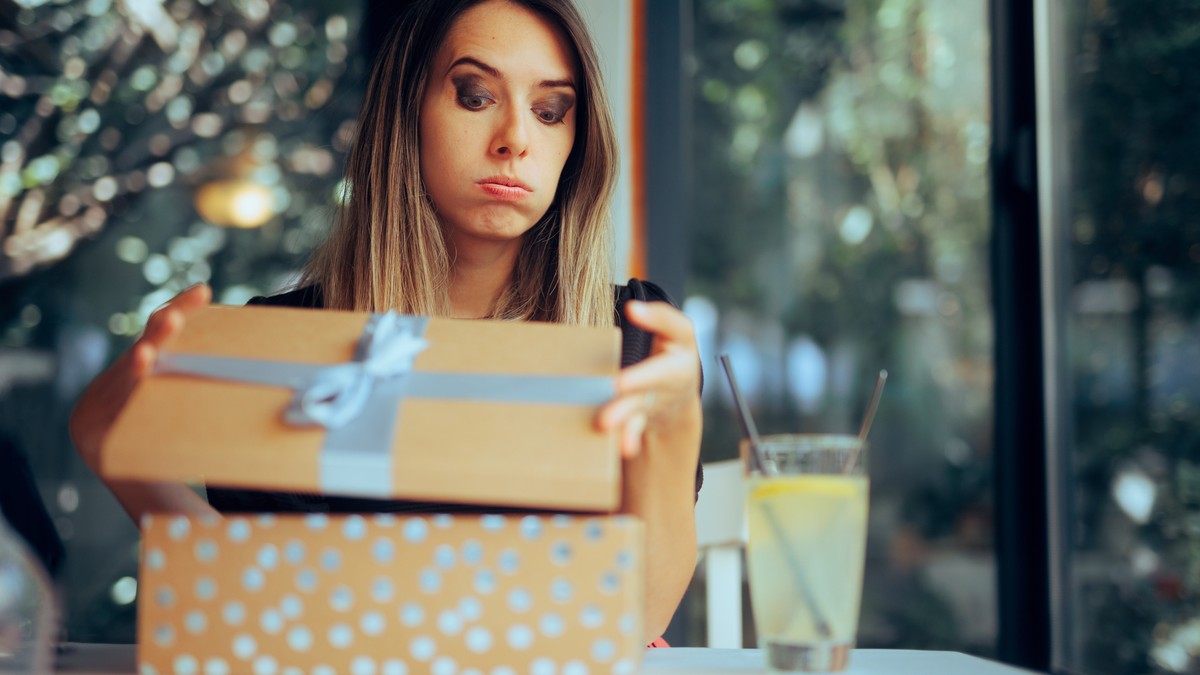 Poklon od bivše svekrve izazvao šok: Kada je otvorila paket, nije mogla da veruje svojim očima