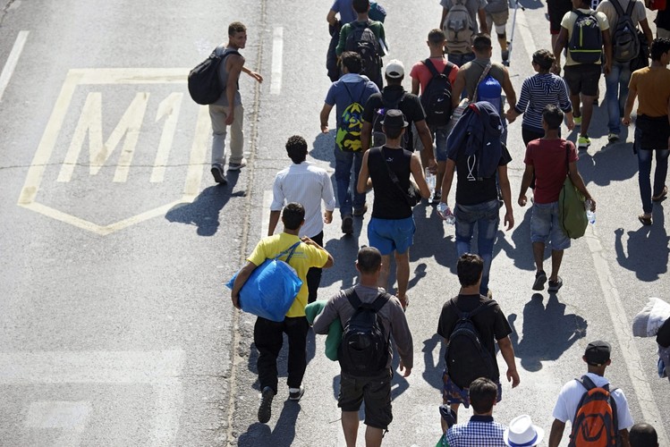 Imigranci opuszczają Budapeszt i maszerują w kierunku Wiednia