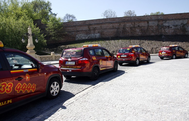 Z 'kogutem' TAXI krąży już po Warszawie kilkadziesiąt chevroletów orlando