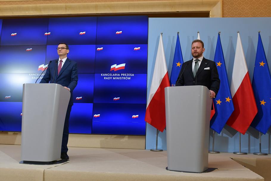 Premier Mateusz Morawiecki i minister zdrowia Łukasz Szumowski podczas konferencji prasowej w KPRM 