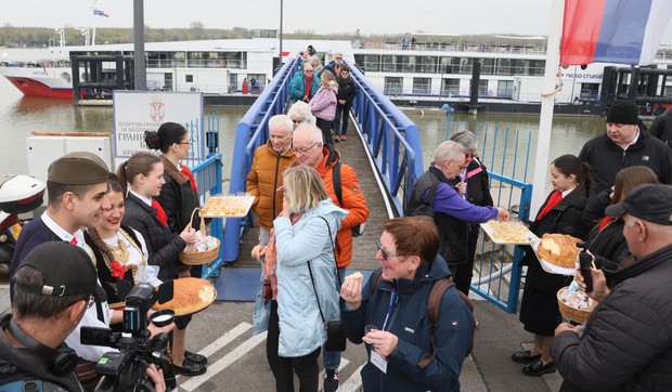 Doček nemačkih turista na pristaništu u Zemunu