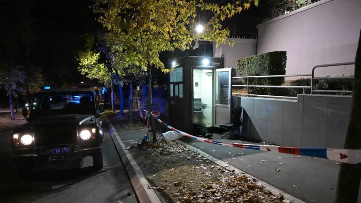 Acceso al puesto de vigilancia frente a la Embajada de Israel en Belgrado acordonado por la Policía serbia durante la madrugada del 28 de octubre de 2026, tras el ataque con cuchillos a un gendarme.