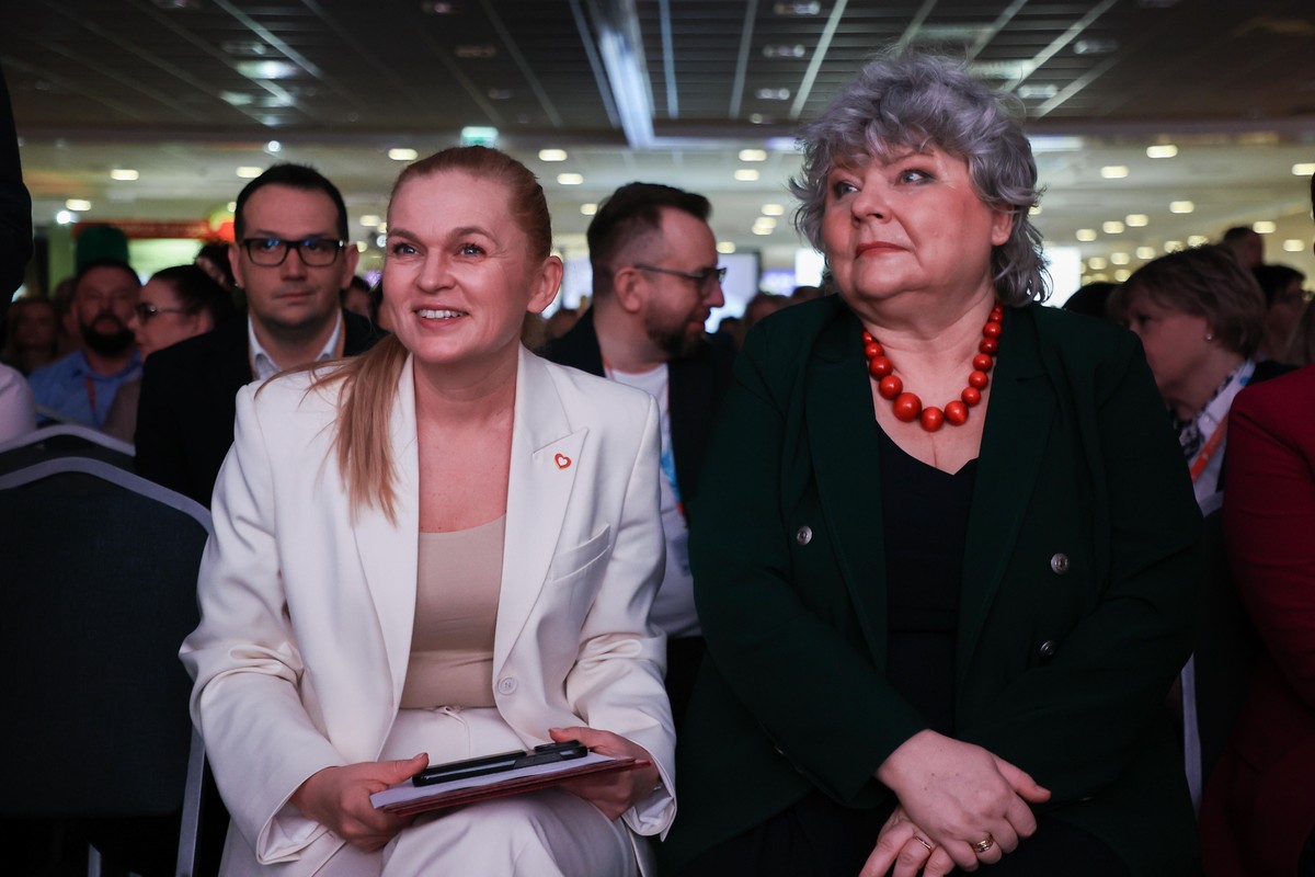 Minister edukacji Barbara Nowacka (L) i Małopolska Kurator Oświaty Gabriela Olszowska (P), XX konferencja OSKKO 02.03.24 Kraków