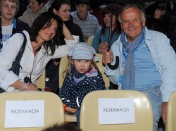 Znany dziennikarz pokazał się z młodą żoną i córeczką